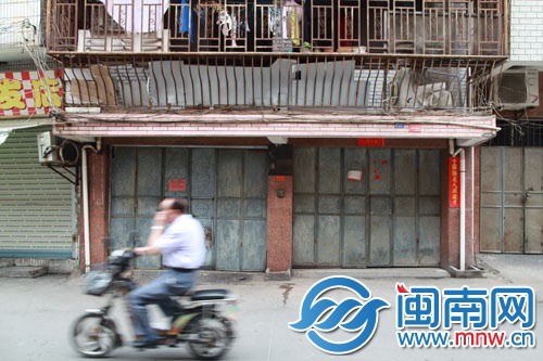 當(dāng)時不少食客在前門拍門，仍叫不醒老板娘