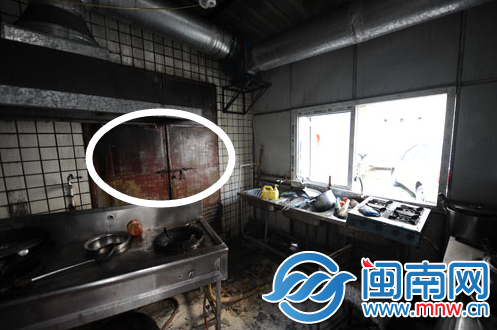 變壓器和大排檔僅一扇鐵門(mén)之隔