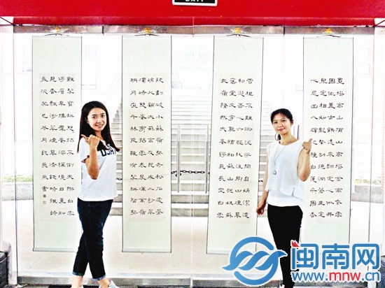 許燕燕（左）、王瑜與作品合影