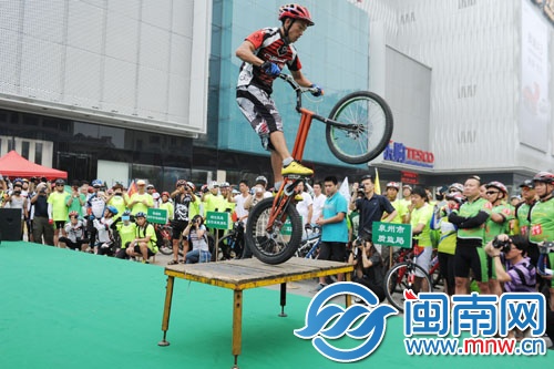 騎行愛好者進行特技表演