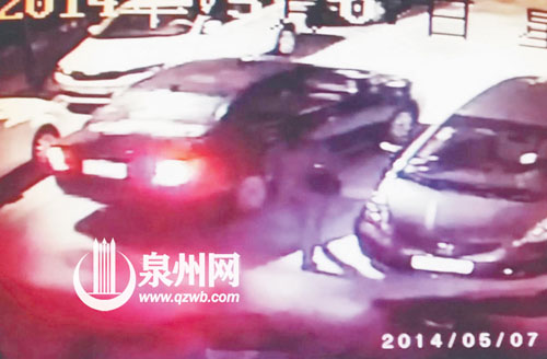 受害者剛出小區(qū)門口，就被車上的歹徒（左車）盯上