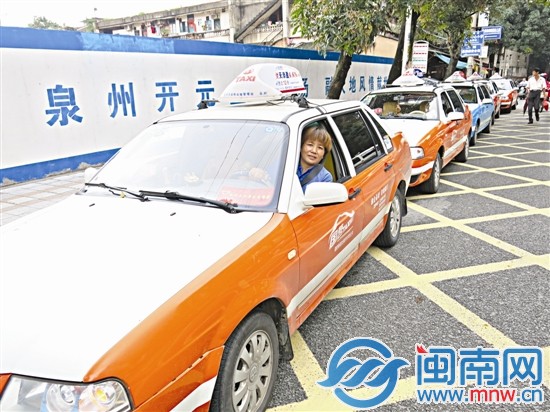 泉州培元中學(xué)門口，愛心車隊靜候考生