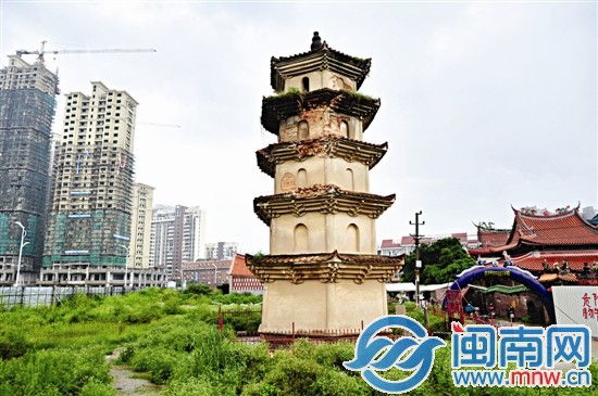 白塔4樓塔檐塌了