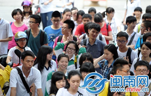 泉州五中考點(diǎn)，昨下午考試結(jié)束后，考生輕松出考場(chǎng)，