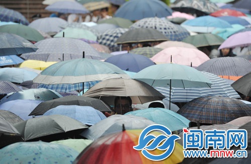 昨天上午語(yǔ)文考試結(jié)束，泉州五中，傘下是輕松面孔