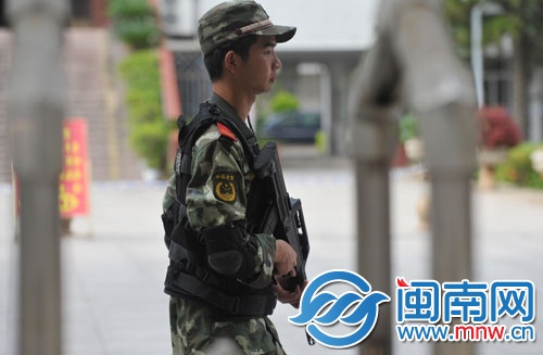 泉州五中考點(diǎn)，武警持槍保護(hù)考場(chǎng)安全
