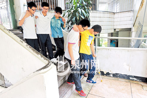 同學(xué)們主動(dòng)攙扶幫助他們下樓梯