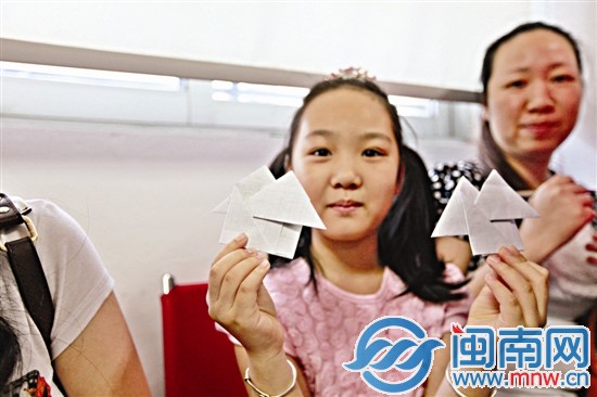 母女倆將信疊成房子狀，活潑有趣