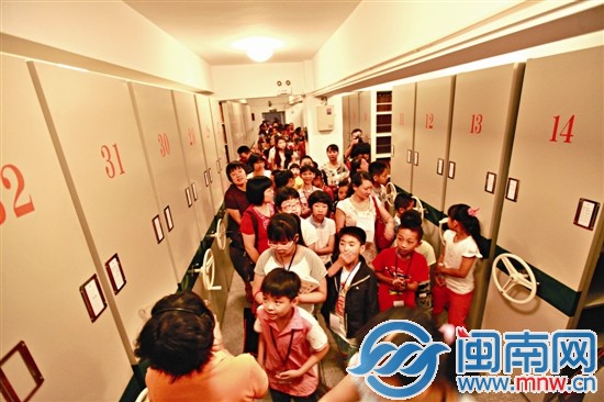 鯉城區(qū)檔案館二樓被讀者們擠爆了