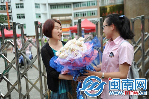 媽媽唯一一次接送，就送上12只小熊，女兒感到不好意