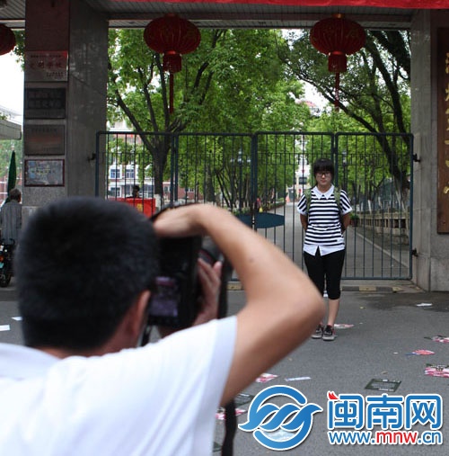 女兒出來后，易先生幫她拍照留念