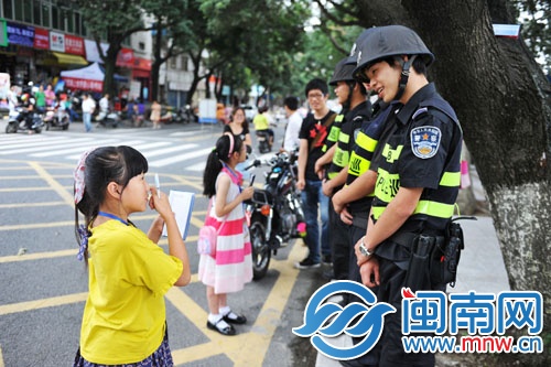 小記者采訪警察叔叔，“這幾天辛苦嗎？”