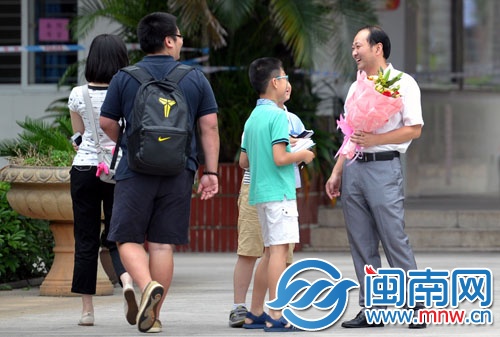 一位老師從自己的學(xué)生手中接過鮮花