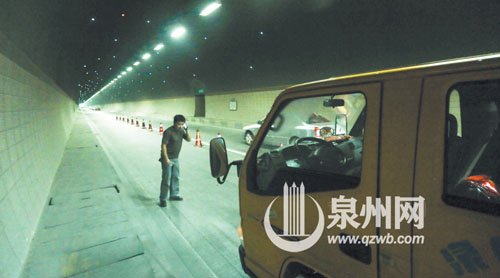 發(fā)現(xiàn)車在隧道里出故障，司機第一時間報警。