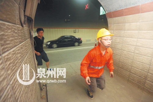 工作人員帶被困者從疏散通道逃生