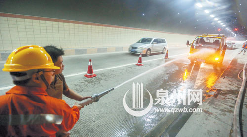 司機協(xié)助工作人員一起滅火