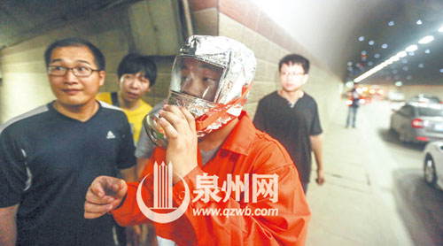 危急情況下，需使用防毒面具逃生