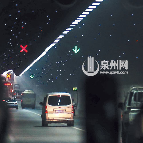 出事故的車道上方會顯示打叉