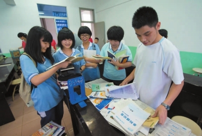 小學(xué)妹們找學(xué)長討要學(xué)習(xí)筆記和復(fù)習(xí)資料。