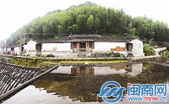 梁披云的故居在青山竹林下，年久失修
