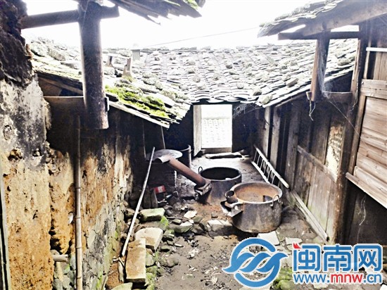 無人看護(hù)，室內(nèi)破敗
