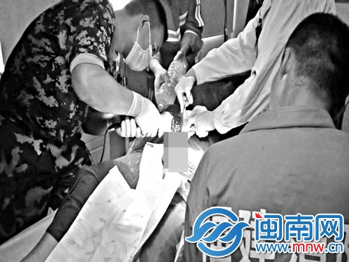 歐乾坤利用切割機(jī)對(duì)鋼管進(jìn)行切割