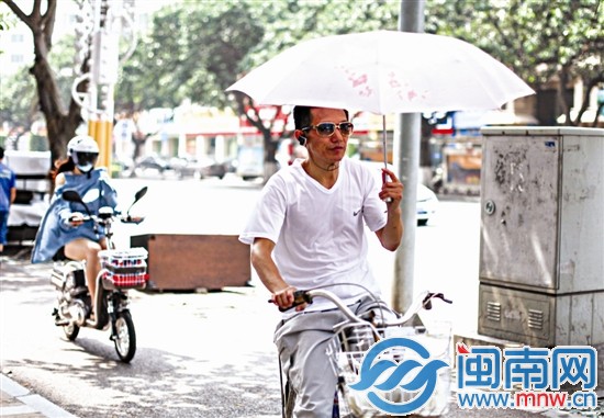 墨鏡加小傘，大叔有點(diǎn)潮