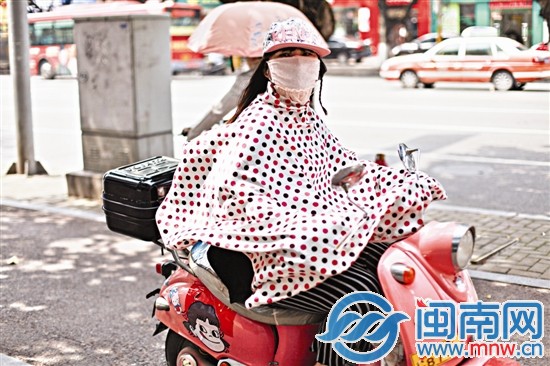 斑點(diǎn)水果色大包圍，只露出雙眼
