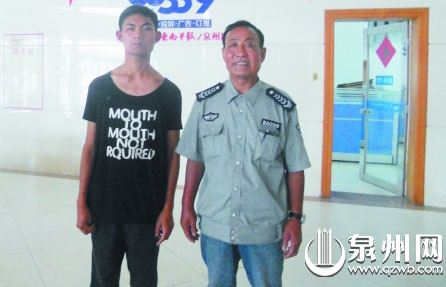將撿到的學(xué)員檔案交給記者和民警后，徐長云父子終于