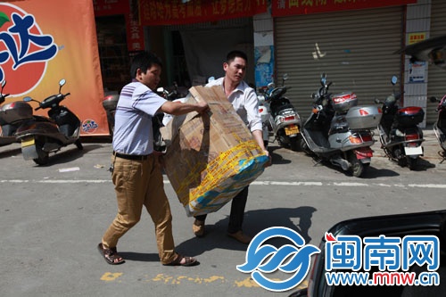 葉先生將三箱鞋子搬上車