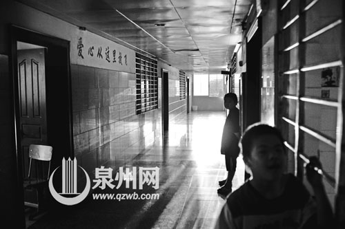 他們的笑聲是那么的純真和爽朗