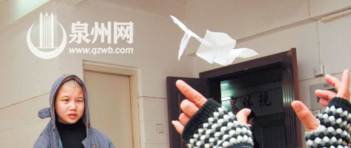 因?yàn)橛辛松鐣?huì)的關(guān)注，愛(ài)心在孩子們的童年和童心里放