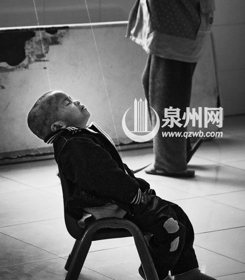 一兒童椅子上睡著