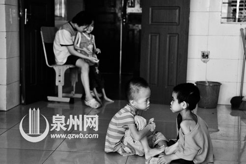 兒童露出瘦弱的肩膀