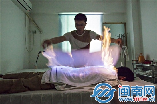 火越燒越旺，技師小唐迅速用毛巾將火撲滅