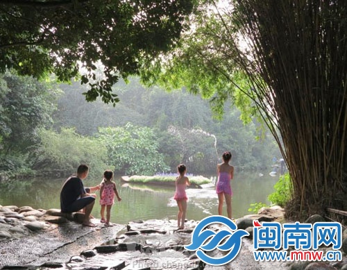 入夏后衣著清涼的小朋友們