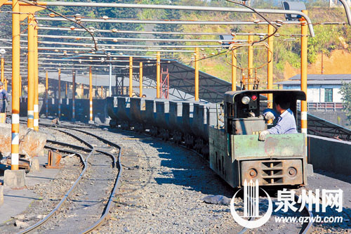煤礦通過運輸車運回地面