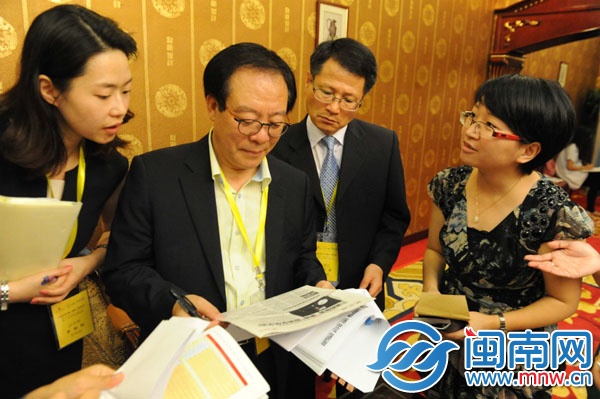 朱日男植翻閱海都報(bào)關(guān)于文都系列的報(bào)道時(shí)，細(xì)心地用