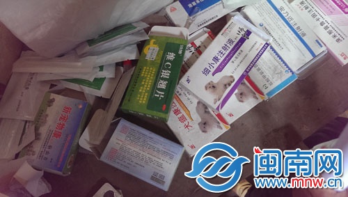 店內查獲了大量藥品和注射器
