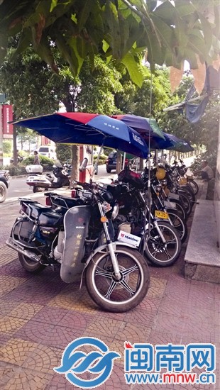 摩托車拆了遮陽傘后方可放行