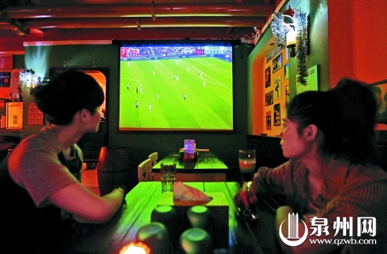 不少酒吧已播放起球賽，為世界杯“預熱”。