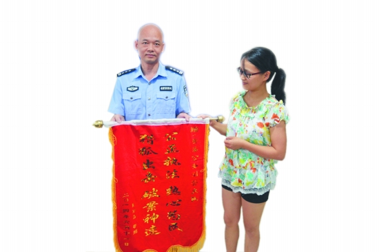 如數(shù)領(lǐng)回被騙巨款，贈(zèng)送錦旗給安溪警方。