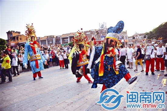 各個進香團在天后宮大殿前輪流表演民俗活動