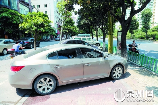 汽車占用非機(jī)動(dòng)車道，影響電動(dòng)車通行