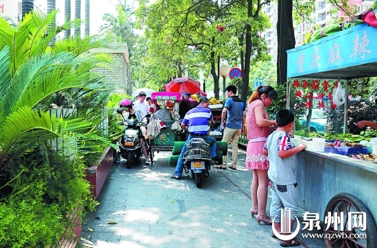 市區(qū)兒童醫(yī)院門口長(zhǎng)期存在的占道經(jīng)營(yíng)影響電動(dòng)車通行