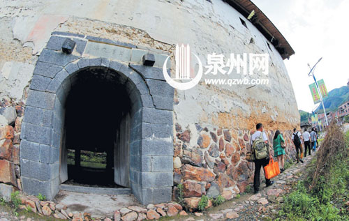 龍通土樓位于偏遠山村，離感德鎮(zhèn)區(qū)有將近1個小時車