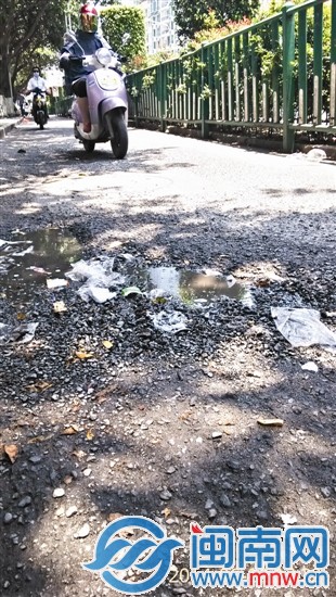 路面坑坑洼洼的，騎車經(jīng)過顛得厲害