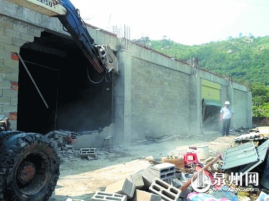 執(zhí)法人員強(qiáng)制拆除“違建”