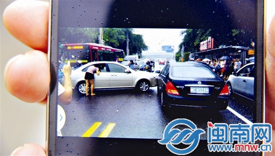 車主將現(xiàn)場拍下，供交警認定