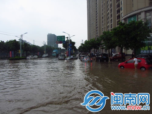 從南環(huán)路拐向泉三高速公路入口路段